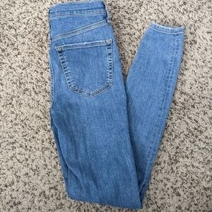 𝅺FREE People Distressed Busted Knee Skinny Jeans Size 26L